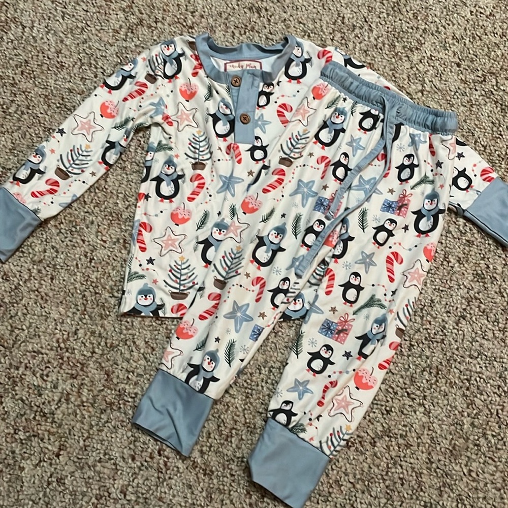 Cheeky Plum 2-piece Christmas pajama set